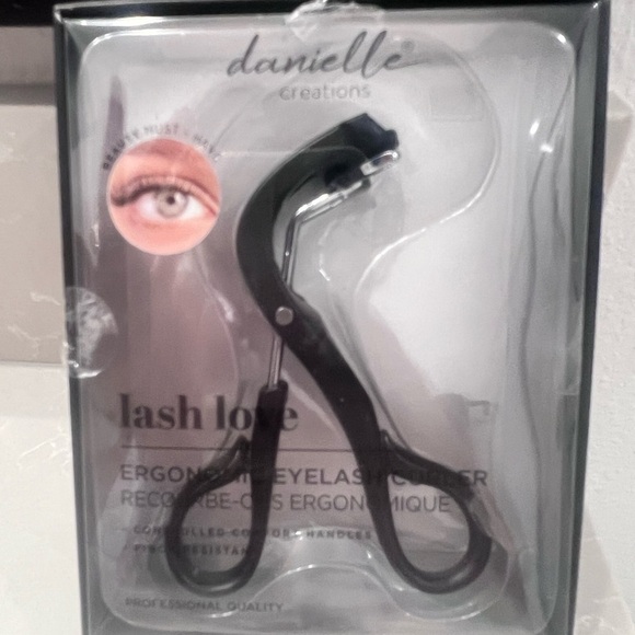 Danielle Creations Other - Danielle Creations Black Eyelash Curler